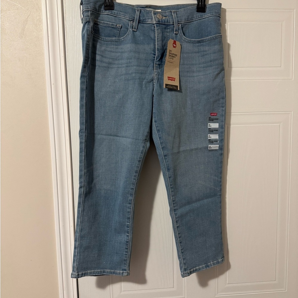 NWT women’s size 12 / levi’s size 31 jean capri